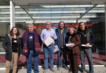 Diputado, presidente de la FRAVM y vecinos posan con la PNL presentada.