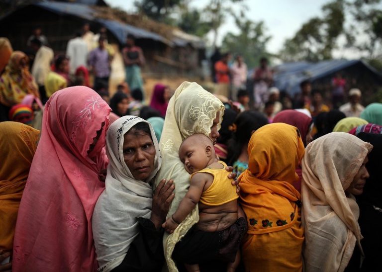 Refugiados rohingyas que huyeron de las actuales operaciones militares en el estado de Rajine, Myanmar, en un campo de refugiados de Bangladesh.