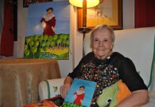 Una mujer incansable Cristina, en su casa. El cuadro también lo ha pintado esta mujer cuya creatividad no conoce límites.