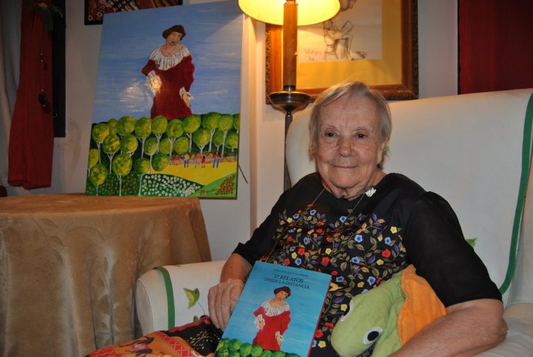 Cristina, en su casa. El cuadro también lo ha pintado esta mujer cuya creatividad no conoce límites.