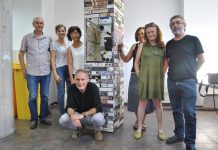 Los participantes en el taller, junto a una de sus creaciones.