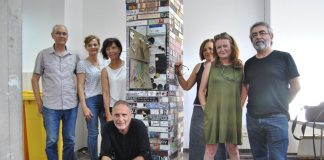 Los participantes en el taller, junto a una de sus creaciones.