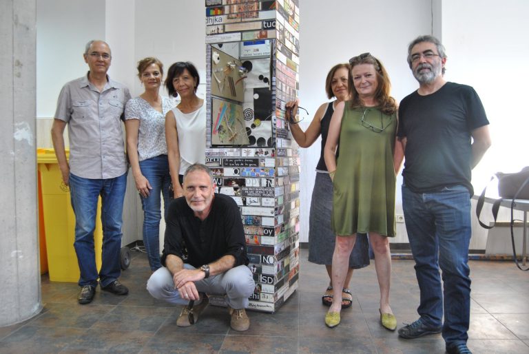 Los participantes en el taller, junto a una de sus creaciones.