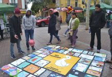 Jóvenes asistentes jugando a la Oca Vallecana