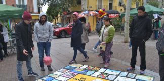 Jóvenes asistentes jugando a la Oca Vallecana