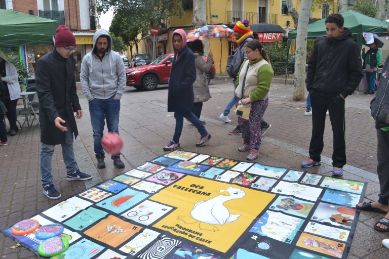 Jóvenes asistentes jugando a la Oca Vallecana