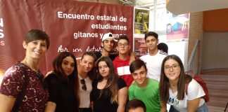 Grupo de estudiantes sosteniendo la bandera gitana