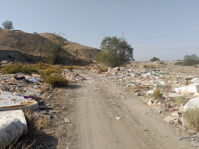 El vertido de residuos continúa en lo que ya llaman «El camino de la basura»
