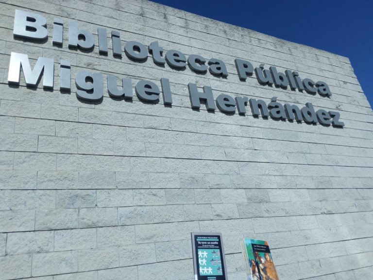 Vallecas lee en sus bibliotecas: Poco que celebrar frente a un muro si no se trepa mediante libros