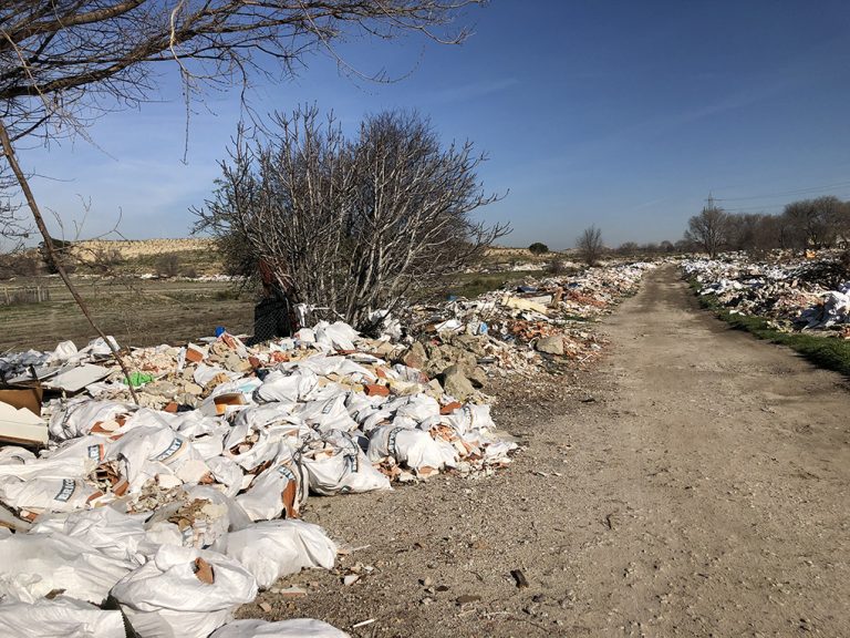 Un camino de escombros y basura abandonado a su suerte