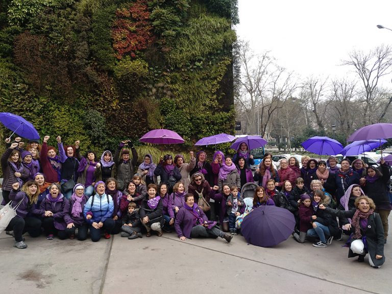 Vallecas se tiñe de morado a favor de la igualdad