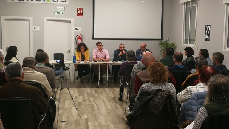 Los vecinos de Puente de Vallecas debaten sobre sus presupuestos
