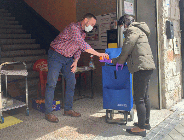 El mercado de Villa de Vallecas reparte comidas solidarias