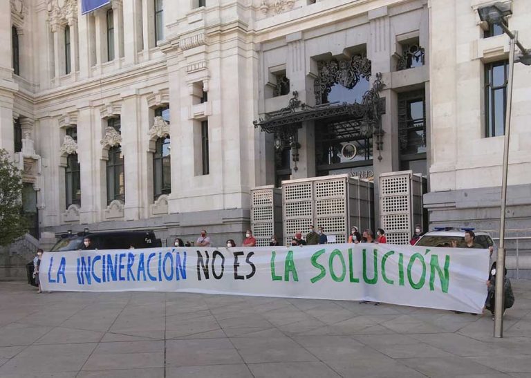 Vecinos y ecologistas reclaman el cierre de la incineradora en 2025