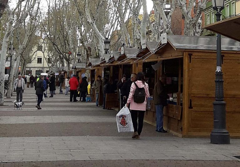 La Feria del Libro de Vallecas celebra su IV edición a lo grande