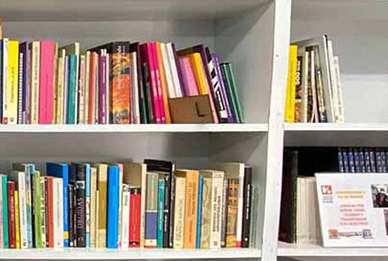 Una recogida de libros para el proyecto ‘Biblioteca Violeta’