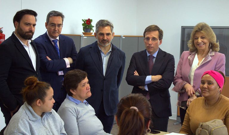 Almeida visitó la Agencia para el Empleo de Puente de Vallecas