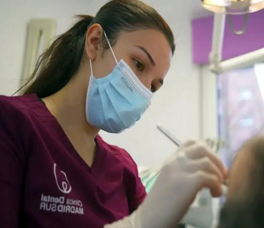 Las encías: los cimientos de una sonrisa para toda la vida